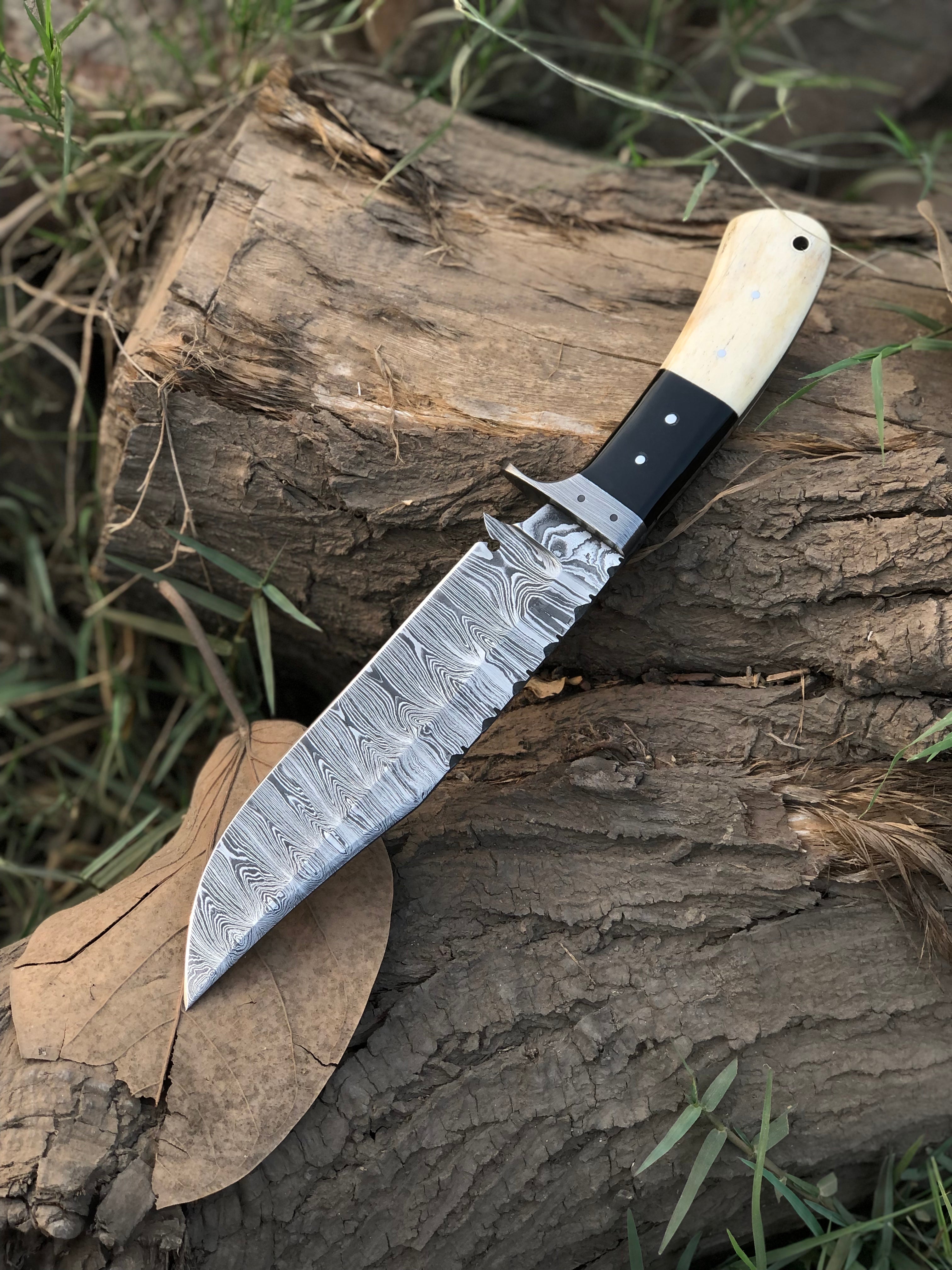 Custom handmade Damascus steel hunting knife