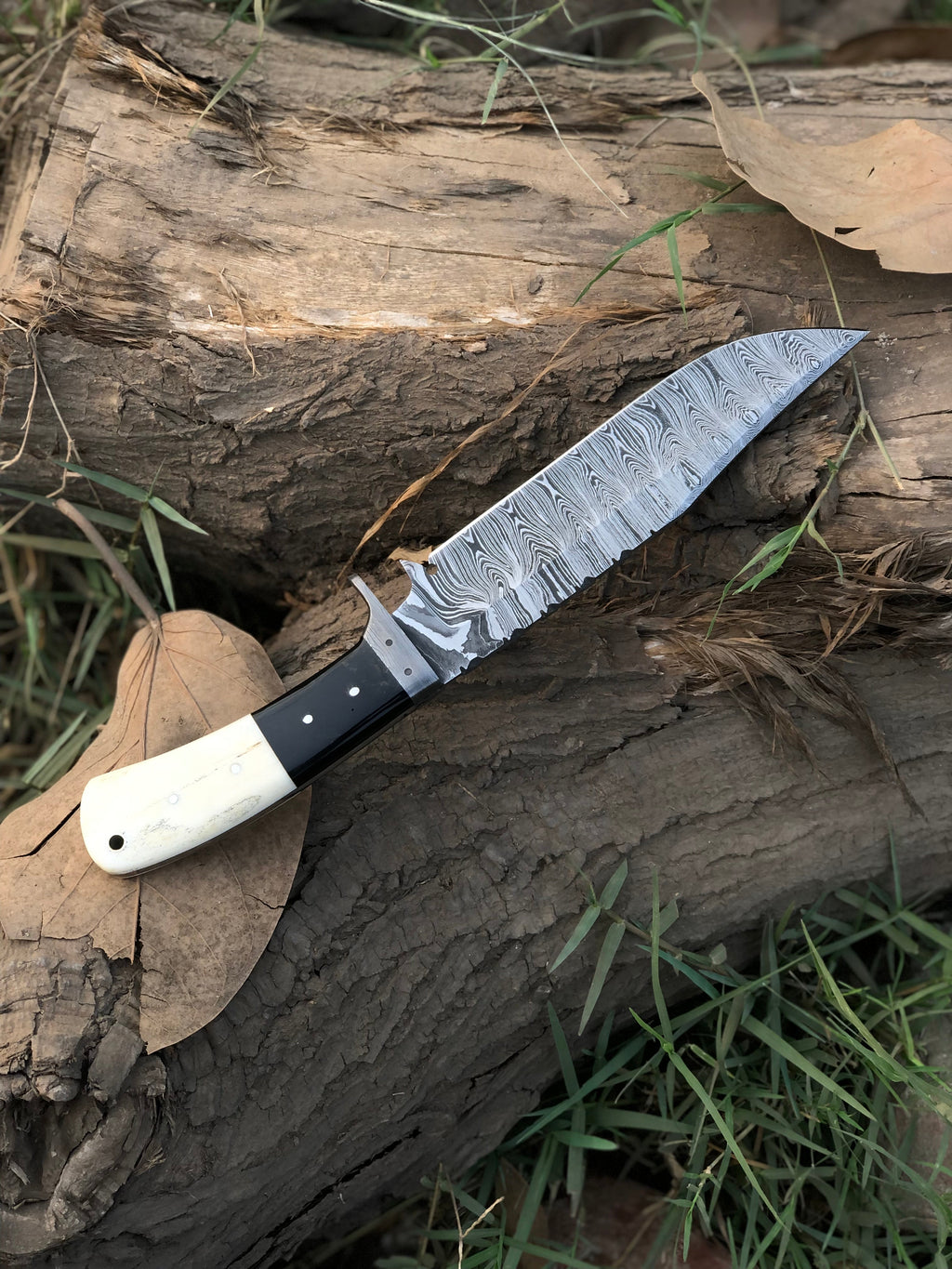 Custom handmade Damascus steel hunting knife
