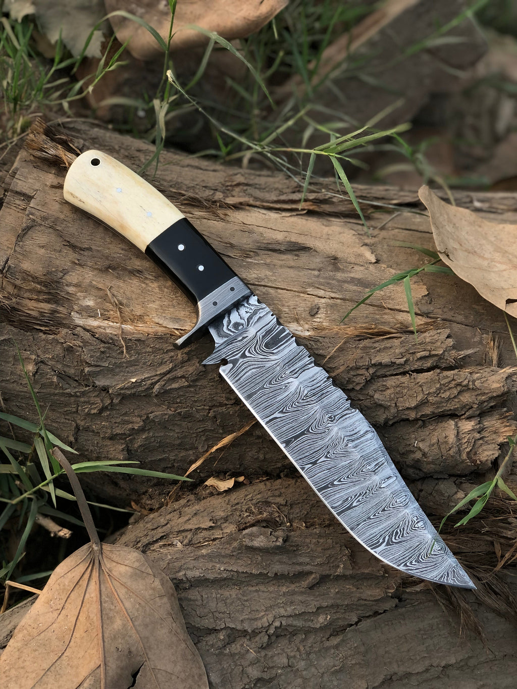 Custom handmade Damascus steel hunting knife