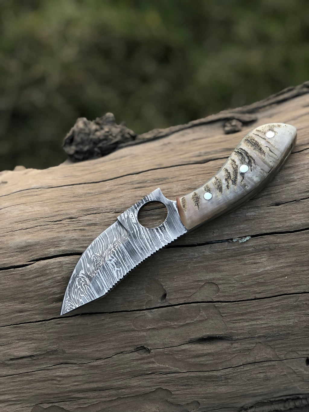 Custom handmade Damascus steel hunting knife