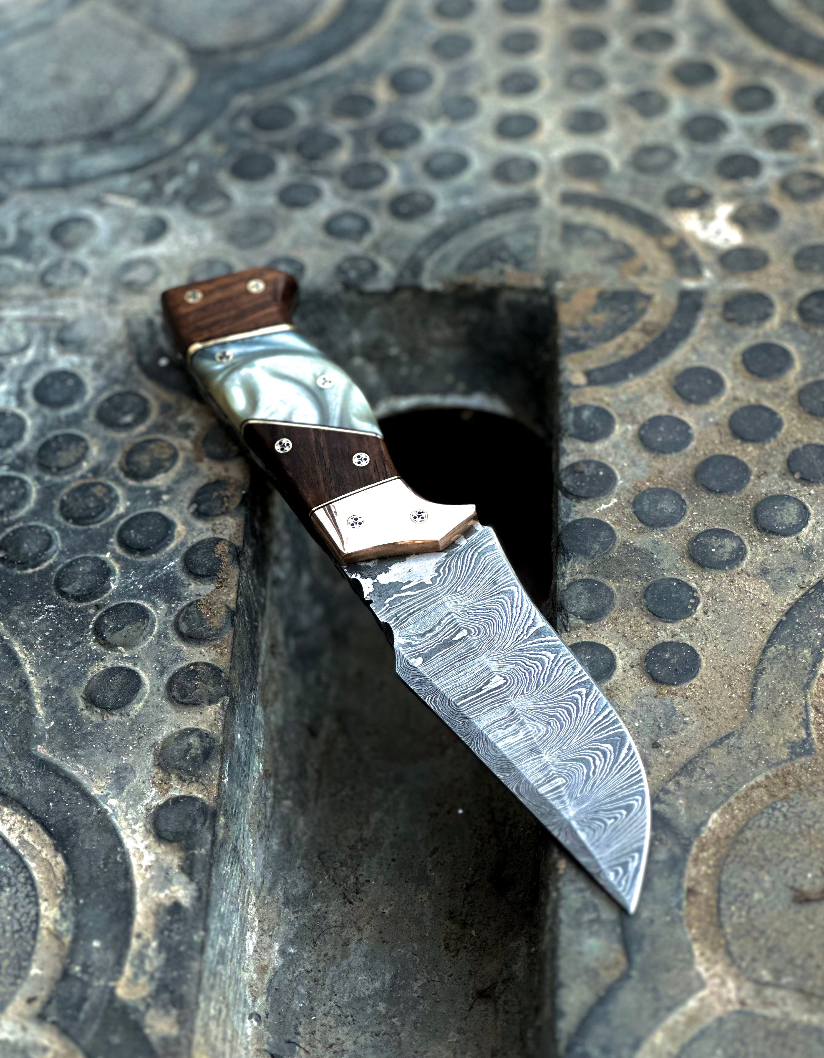 Custom handmade Damascus steel hunting knife
