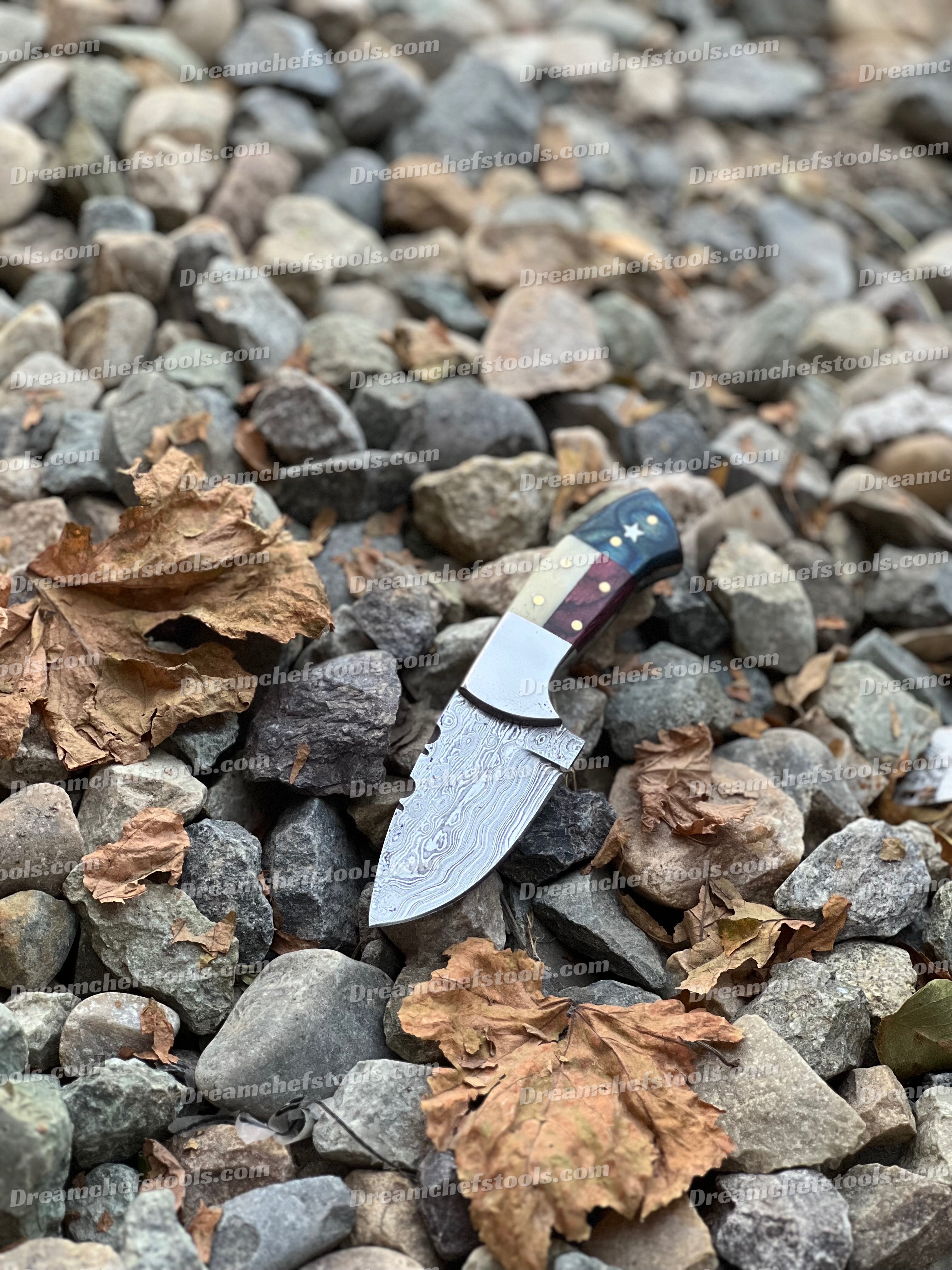 Texas Flag Custom Handmade Damascus Steel Skinning Knife – 5.5" Compact Hunting Blade with Leather Sheath